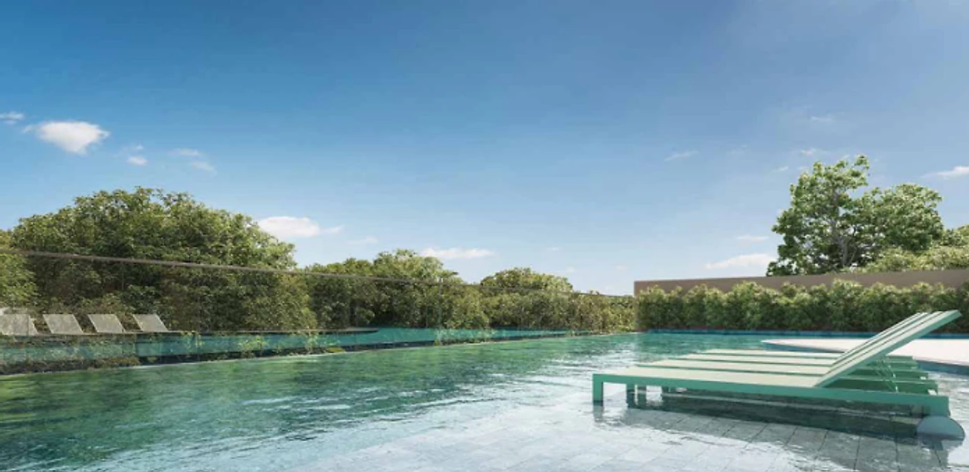 Piscina de borda infinita com espreguiçadeiras dentro da água e vegetação do parque ao fundo