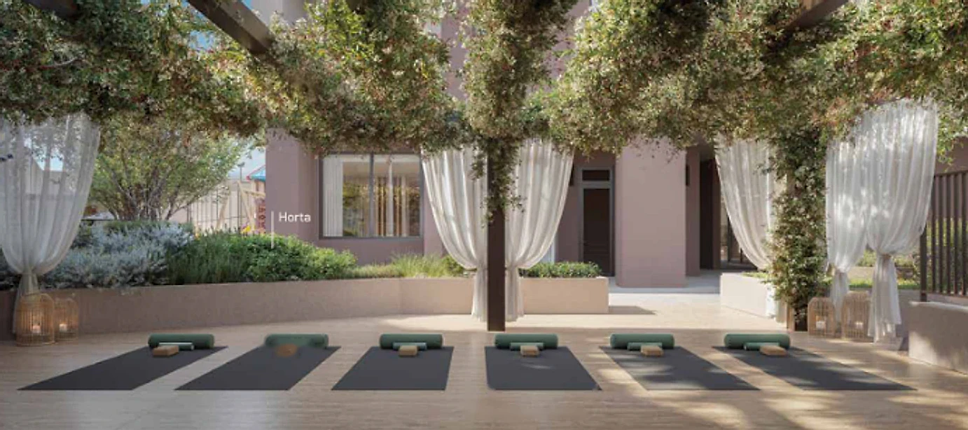 Deck para yoga sob pergolado com trepadeiras, cortinas leves e horta ao lado
